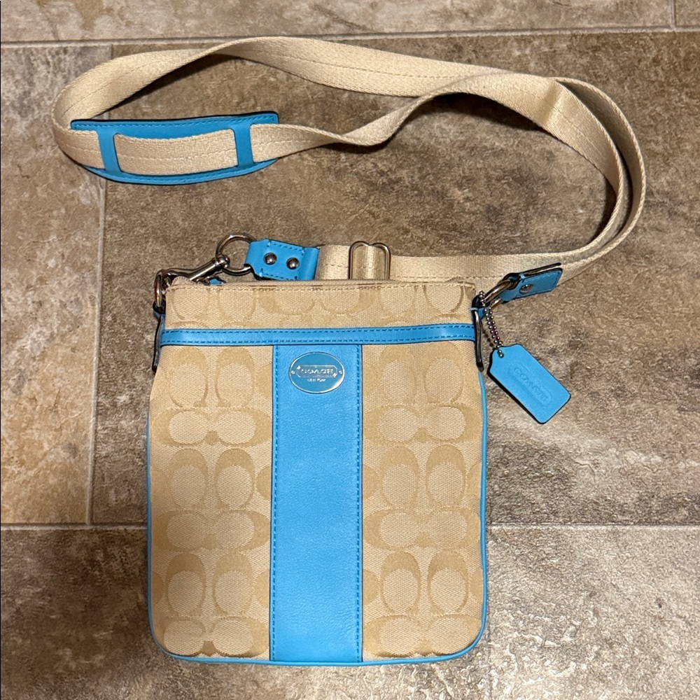 Coach Signature Kitt Swingpack